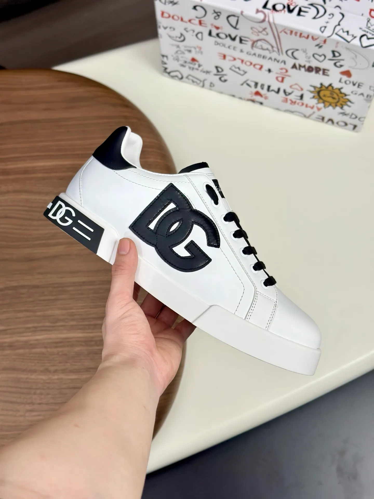 New product 💰800 DG Dolce & Gabbana men's shoes 💰ortofino calfskin sneakers ♞size; 39~44 (customized 38.45.46) Iconic men's shoes 💰ortofino series of sneakers, classic and timeless style, now presented with fashionable details. The calfskin engraved DG logo is a subtle finishing touch. Men's shoes💰ortofino calfskin sneakers: